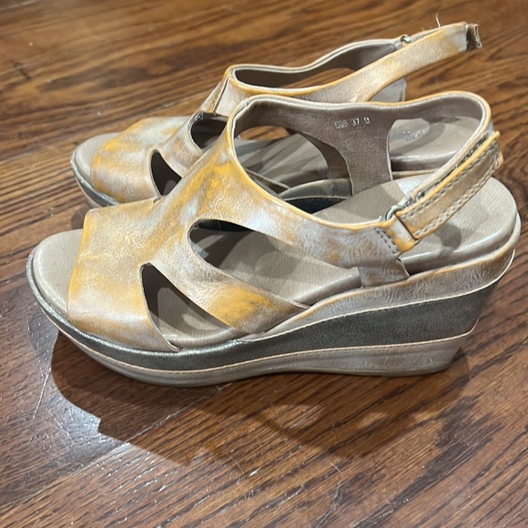 Women’s ANTELOPE 3 1/2” wedge Leather Sandal size 37 Tan/Gold - Picture 3 of 6